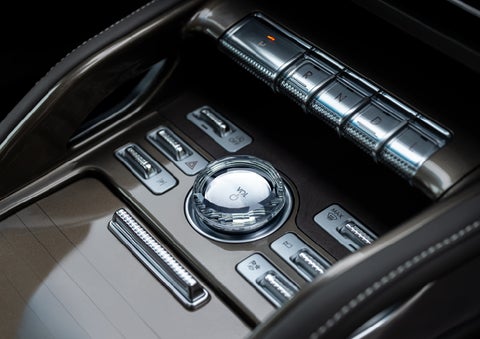 A crystal-inspired volume knob is shown in the center floor console of a 2024 Lincoln Nautilus® SUV. | Parks Lincoln of Tampa in Tampa FL
